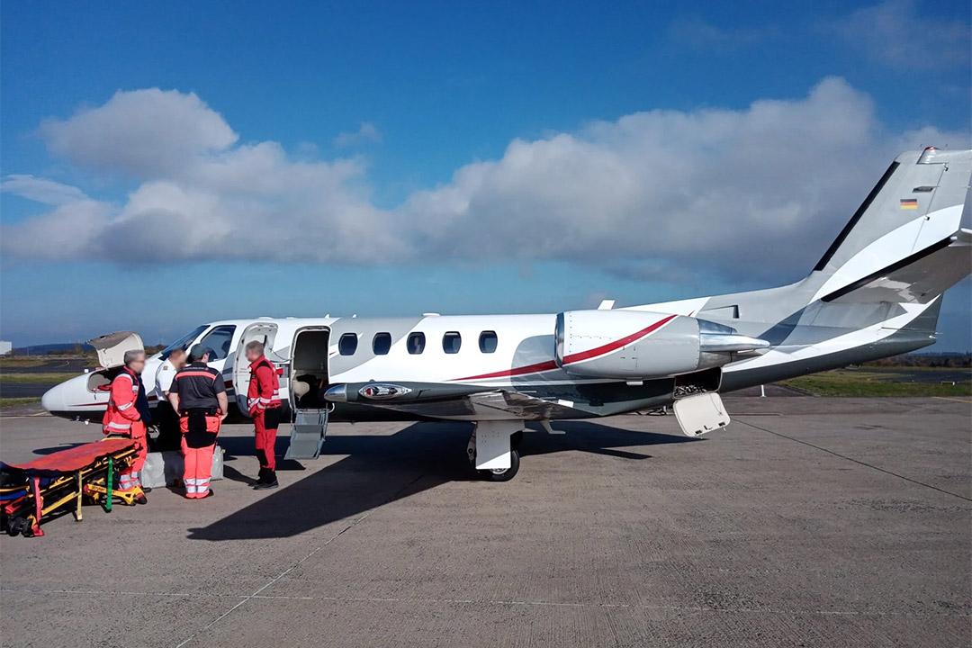 Transferring a patient through air ambulance service
